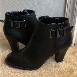 Jones New York black leather booties